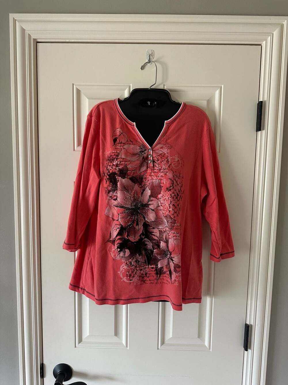 Blue Canyon Clothing Woman 2X Coral Floral Rhinestone V-Neck 3/4 Sleeve Top